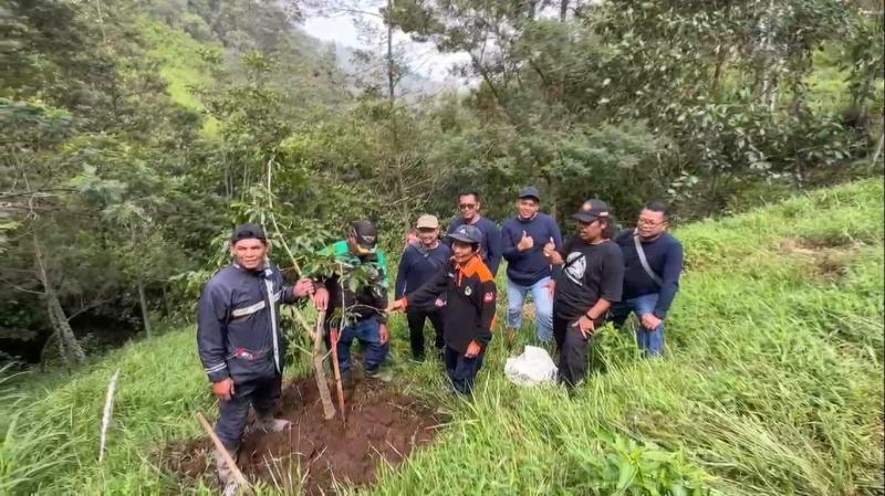 Pemulihan Fungsi Hutan dengan penanaman 1000 bibit pohon